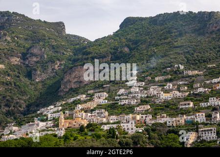 Offshore-Ansicht der Amalfiküste in der Nähe von Amalfi-Stadt, Salerno, Campanis, Italien Stockfoto