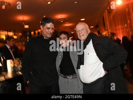 Berlin, Deutschland. Oktober 2021. Regisseur Johannes Naber (l.) und Drehbuchautor Wolfgang Kohlhaase (r.) und seine Frau Emöke Pöstenyi stehen nach dem Deutschen Filmpreis 2021 bei der Party zusammen. Kredit: Britta Pedersen/dpa-Zentralbild/dpa/Alamy Live Nachrichten Stockfoto