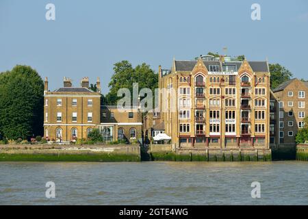 Oliver's Wharf und der Pub der Stadt Ramsgate am Flussufer, Wapping, London, Großbritannien Stockfoto