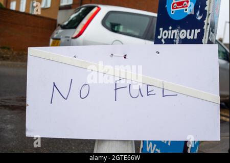 Dedworth, Windsor, Großbritannien. Oktober 2021. Eine weitere BP-Garage ohne Benzin heute Morgen. Die Armee soll ab Montag im ganzen Land eingesetzt werden, da der panische Kauf von Benzin und Diesel weiter anhält. Die Kraftstofflieferungen sind nach einem Mangel an Tankwagenfahrern weiterhin zeitweilig. Quelle: Maureen McLean/Alamy Live News Stockfoto