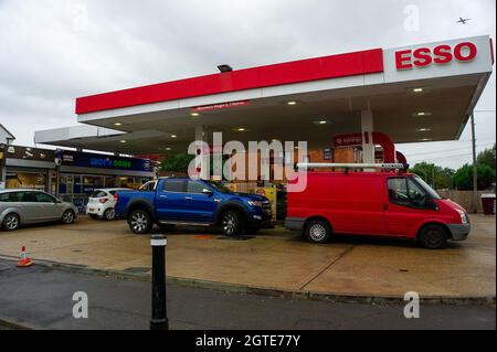 Dedworth, Windsor, Großbritannien. Oktober 2021. Die Esso-Garage in Dedworth hatte sich heute Morgen gefeulst und es gab lange Schlangen an der Dedworth Road, als Autofahrer warteten, um Kraftstoff zu kaufen. Die Armee soll ab Montag im ganzen Land eingesetzt werden, da der panische Kauf von Benzin und Diesel weiter anhält. Die Kraftstofflieferungen sind nach einem Mangel an Tankwagenfahrern weiterhin zeitweilig. Quelle: Maureen McLean/Alamy Live News Stockfoto