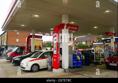 Dedworth, Windsor, Großbritannien. Oktober 2021. Die Esso-Garage in Dedworth hatte sich heute Morgen gefeulst und es gab lange Schlangen an der Dedworth Road, als Autofahrer warteten, um Kraftstoff zu kaufen. Die Armee soll ab Montag im ganzen Land eingesetzt werden, da der panische Kauf von Benzin und Diesel weiter anhält. Die Kraftstofflieferungen sind nach einem Mangel an Tankwagenfahrern weiterhin zeitweilig. Quelle: Maureen McLean/Alamy Live News Stockfoto