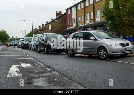 Dedworth, Windsor, Großbritannien. Oktober 2021. Die Esso-Garage in Dedworth hatte sich heute Morgen gefeulst und es gab lange Schlangen an der Dedworth Road, als Autofahrer warteten, um Kraftstoff zu kaufen. Die Armee soll ab Montag im ganzen Land eingesetzt werden, da der panische Kauf von Benzin und Diesel weiter anhält. Die Kraftstofflieferungen sind nach einem Mangel an Tankwagenfahrern weiterhin zeitweilig. Quelle: Maureen McLean/Alamy Live News Stockfoto