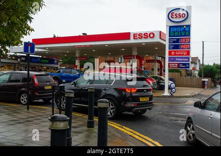 Dedworth, Windsor, Großbritannien. Oktober 2021. Die Esso-Garage in Dedworth hatte sich heute Morgen gefeulst und es gab lange Schlangen an der Dedworth Road, als Autofahrer warteten, um Kraftstoff zu kaufen. Die Armee soll ab Montag im ganzen Land eingesetzt werden, da der panische Kauf von Benzin und Diesel weiter anhält. Die Kraftstofflieferungen sind nach einem Mangel an Tankwagenfahrern weiterhin zeitweilig. Quelle: Maureen McLean/Alamy Live News Stockfoto