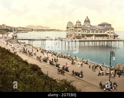 Vintage-Farbfoto um 1900 des ursprünglichen Colwyn Bay Victoria Pier und Pavillons an der Küste von Nordwales. Der Pier wurde am 1. Juni 1900 eröffnet und der Pavillon wurde 1922 abgebrannt, obwohl die ursprüngliche gusseiserne Struktur bis heute erhalten bleibt. Stockfoto