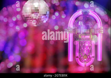 Jukebox in Bar mit Disco Ball und Bokeh Composite Image Stockfoto