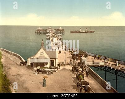 Vintage-Farbfoto um 1890 vom Llandudno Pier an der Küste von Nordwales. Der Pier ist der längste in Wales und wurde am 1. August 1877 für die Öffentlichkeit geöffnet und mit einer Landestelle für Dampfschiffe ausgestattet Stockfoto