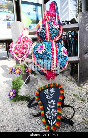 Konigssee, Deutschland. Oktober 2021. 02. Oktober 2021, Bayern, Schönau am Königssee: Kopfschmuck mit Bändern, Kränze für den traditionellen Almabtrieb. Nach dem Sommer werden Kühe auf Booten am Königssee von der Alm nach Hause gebracht. Die Tiere der Saletalm wurden am Samstag bei sonnigem und kühlem Herbstwetter auf Lastkähne über das Wasser gefahren. Foto: Kilian Pfeiffer/dpa Quelle: dpa picture Alliance/Alamy Live News Stockfoto