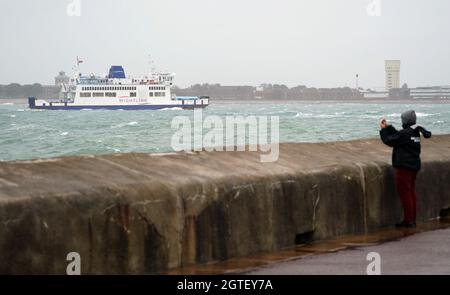 Die Wightlink-Fähre St. Clare macht ihren Weg in rauer See von Portsmouth zur Isle of Wight, da heftige Regenfälle und starke Winde am Wochenende Überschwemmungen, Reiseunterbrechungen und Stromausfälle nach Teilen von England und Schottland bringen könnten. Bilddatum: Samstag, 2. Oktober 2021. Stockfoto