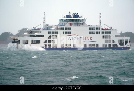 Die Wightlink-Fähre St. Clare macht ihren Weg in rauer See von Portsmouth zur Isle of Wight, da heftige Regenfälle und starke Winde am Wochenende Überschwemmungen, Reiseunterbrechungen und Stromausfälle nach Teilen von England und Schottland bringen könnten. Bilddatum: Samstag, 2. Oktober 2021. Stockfoto