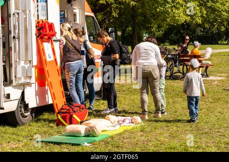 POZNAN, POLEN - 05. Sep 2021: Eine Gruppe von Menschen, die während einer Familienveranstaltung im Bezirk Lecha einen Ausstellungswagen anlegten Stockfoto