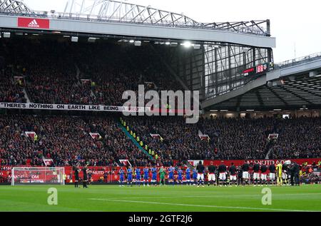 Manchester United und Everton Spieler während einer Minute Applaus für den ehemaligen England Spieler Roger Hunt vor dem Start während des Premier League Spiels in Old Trafford, Manchester. Bilddatum: Samstag, 2. Oktober 2021. Stockfoto