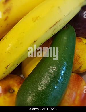 Stillleben von Nektaninpflaumen von Bananen Avocado Nahaufnahme Stockfoto