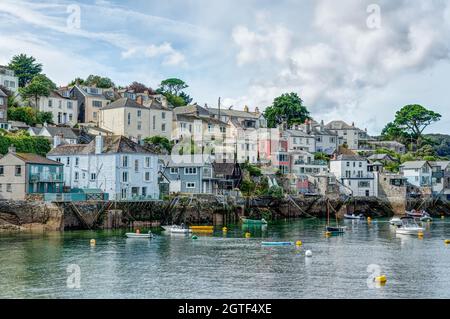 Ein buntes Patchwork aus bemalten Cottages am Kai von Polruan, gelegen in South East Cornwall an der Küste gegenüber von Fowey an der Mündung. Stockfoto