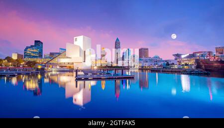 Skyline von Downtown Cleveland vom Seeufer in Ohio, USA Stockfoto