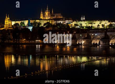 Prager Burg und Karlsbrücke bei Nacht Stockfoto