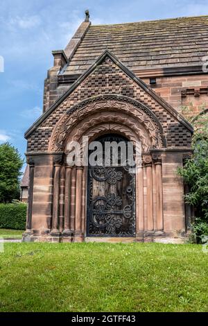 Südeingang, St. George's Church, Thornton Hough, Wirral Stockfoto