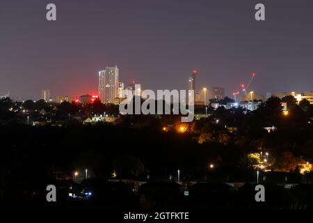 Die Skyline von Leeds mit Yorkshire's höchstem Gebäude, dem Altus House, befindet sich auf der linken Seite und ist 116 m hoch. Sky Plaza (Zentrum) ist 106 m entfernt Stockfoto