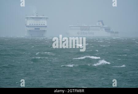 Die Brittany Ferries Schiffe Mont St Michel (links) und Cap Finistere fahren durch den Solent, da heftige Regenfälle und starke Winde am Wochenende Überschwemmungen, Reiseunterbrechungen und Stromausfälle nach Teilen Englands und Schottlands bringen könnten. Bilddatum: Freitag, 1. Oktober 2021. Stockfoto