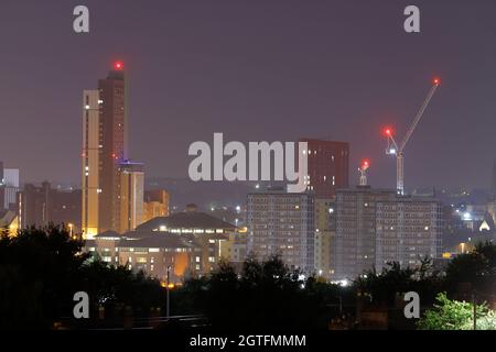 Skyline von Leeds bei Nacht. Sky Plaza 106 m (links) Broadcasting Tower (hinten) & Hochhäuser am Lovell Park Stockfoto