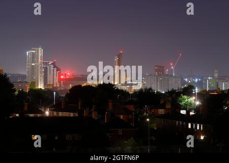 Die Skyline von Leeds mit Yorkshire's höchstem Gebäude, dem Altus House, befindet sich auf der linken Seite und ist 116 m hoch. Sky Plaza (Zentrum) ist 106 m entfernt Stockfoto