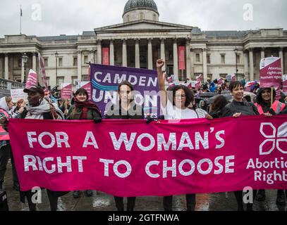 London, Großbritannien. Oktober 2021. Pro Abtreibungsaktivistin traf sich heute auf dem Trafalgar Square, um zu hören, dass Mandu Reid sagte, WIR stehen solidarisch mit unseren Schwestern, die für das Recht auf körperliche Autonomie kämpfen. Wir stehen heute mit den Frauen in Texas zusammen. Und die Frauen in Polen und die Frauen in Nordirland, die immer noch Schwierigkeiten haben, Zugang zu Dienstleistungen zu erhalten. Schwestern, wir sind bei euch. Paul Quezada-Neiman Kredit: Paul Quezada-Neiman/Alamy Live News Stockfoto