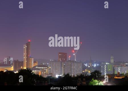 Skyline von Leeds mit Sky Plaza auf der linken Seite, die 106 m hoch ist und das dritthöchste Gebäude in Leeds nach Altus House 116 & Bridgewater Place 112m ist Stockfoto