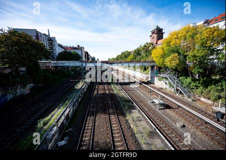 Berlin, Deutschland. Oktober 2021. Die Brücke mit der beschädigten Stromleitung in der Nähe des S-Bahnhofs Schönhauser Allee. In Berlin waren am Samstagmorgen etwa 15,000 Haushalte im Bezirk Prenzlauer Berg wegen des Feuers einer Versorgungsleitung stromlos. Quelle: Fabian Sommer/dpa/Alamy Live News Stockfoto