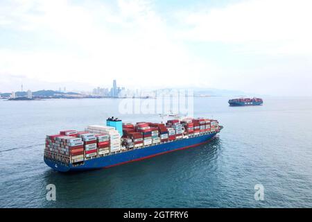 Peking, Chinas Provinz Shandong. August 2021. Ein Containerschiff ist auf dem Meer des Jiaozhou Golfs, der nordchinesischen Provinz Shandong, zu sehen, 7. August 2021. Quelle: Yu Fangping/Xinhua/Alamy Live News Stockfoto