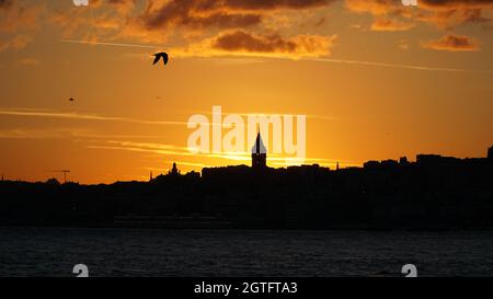 Galata Tower bei Sonnenuntergang. Dieses Foto wurde von der asiatischen Seite Istanbuls aufgenommen. Stockfoto