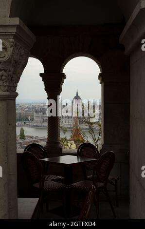 Ungarisches parlamentsgebäude von der Fischerbastei an einem bewölkten Tag, Budapest, Ungarn Stockfoto