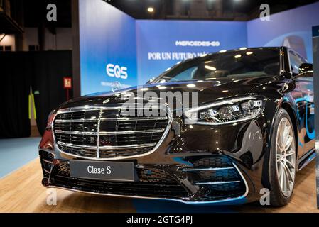 Barcelona, Spanien. September 2021. Das neue Mercedes-Modell der S-Klasse ist am 30. September 2021 auf der Automobile Barcelona 2021 in Barcelona, Spanien, zu sehen. Die Barcelona International Motor Show ist eine internationale Fachmesse für die Automobilindustrie, die jährlich in der katalanischen Hauptstadt stattfindet. (Foto von Davide Bonaldo/Sipa USA) Quelle: SIPA USA/Alamy Live News Stockfoto