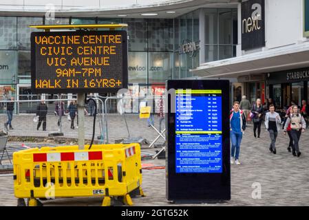 Matrixschild in der High Street in Southend on Sea, Essex, Großbritannien, mit Werbung für das COVID 19 Vaccine Center im Civic Center in der Victoria Avenue Stockfoto