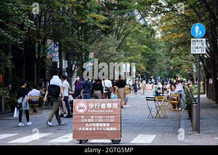 Tokio, Japan. Oktober 2021. Am Samstag, den 2. Oktober 2021, schlendern die Menschen in der autofreien Zone des Geschäftsviertels Marunouchi in Tokio. Japan entfernte am 1. Oktober den Ausnahmezustand COVID-19 in allen Gebieten. Quelle: Yoshio Tsunoda/AFLO/Alamy Live News Stockfoto