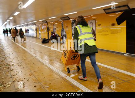 Wolverhampton, Großbritannien. Oktober 2021. Ein Spieltag [Programmverkäufer macht sich auf den Weg zu seiner Website während des Premier League-Spiels in Molineux, Wolverhampton. Bildnachweis sollte lauten: Darren Staples / Sportimage Credit: Sportimage/Alamy Live News Stockfoto