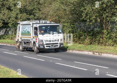 Biffa FUSO Canter Abfallentsorgungsfahrzeug fährt bergauf auf der Landstraße. Für den Mangel an britischen Fahrern, Müllabfuhr während des Transports in Covid, Großbritannien. Stockfoto