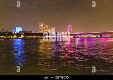 Blick auf Londons Südufer bei Nacht Stockfoto