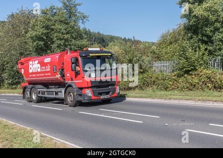 Biffa Volvo FE-Tankwagen fährt bergauf auf der Landstraße. Für den Mangel an britischen Fahrern, Abfallmanagement während des Transports in Covid, Großbritannien. Speicherplatz kopieren. Stockfoto