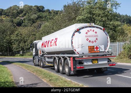 Hoyer Group Kraftstoff-/Chemie-Lieferwagen fährt bergab auf Landstraße. Wegen des Mangels an britischen Fahrern, Kraftstofflieferung während der Covid-, Covid-Kraftstoffkrise. Stockfoto
