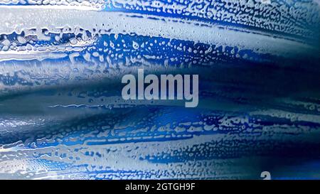 Blick durch das Fenster eines Fahrzeugs, das durch eine automatische Waschanlage fährt. Stockfoto