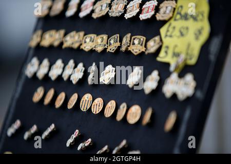 Hull, Großbritannien. Oktober 2021. Ein Anstecknadel von Hull City in Hull, Vereinigtes Königreich am 10/2/2021. (Foto von Ben Early/News Images/Sipa USA) Quelle: SIPA USA/Alamy Live News Stockfoto