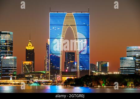 Das Tor des Orients von Suzhou wurde nachts in der Provinz Jiangsu, China, beleuchtet. Stockfoto