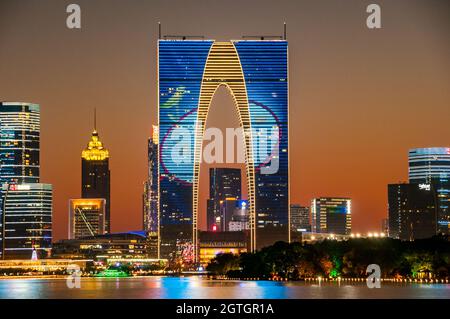 Das Tor des Orients von Suzhou wurde nachts in der Provinz Jiangsu, China, beleuchtet. Stockfoto
