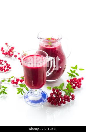 Frisch gepresster dicker natürlicher Saft mit Fruchtfleisch aus reifen roten Viburnum in einer Karaffe Stockfoto