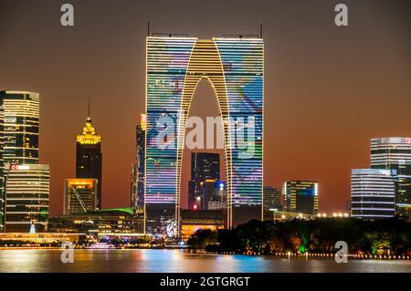 Das Tor des Orients von Suzhou wurde nachts in der Provinz Jiangsu, China, beleuchtet. Stockfoto