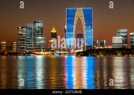 Das Tor des Orients von Suzhou wurde nachts in der Provinz Jiangsu, China, beleuchtet. Stockfoto