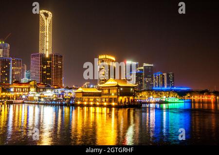 Suzhou International Financial Square (IFS) bei Nacht aus dem Suzhou Kultur- und Kunstzentrum, Provinz Jiangsu, China. Stockfoto