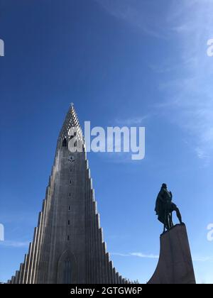 Hallgrimskikja Kirche in Reykjavik an einem sonnigen Tag Stockfoto