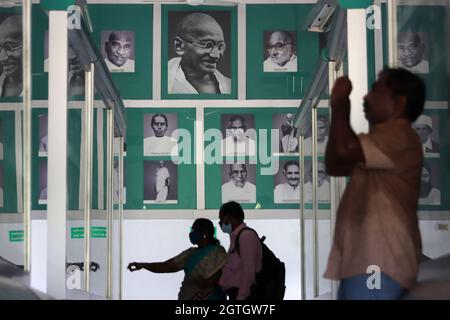 Chennai, Tamil Nadu, Indien. Oktober 2021. Die Menschen besuchen eine Galerie, die Bilder von Mahatma Gandhi zusammen mit anderen Freiheitskämpfern anlässlich des 152. Geburtstages von Mohandas Karamchand Gandhi, bekannt als Mahatma Gandhi, in Chenna zeigt. Indien ehrt Mahatma Gandhi, den 'Vater der Nation', jedes Jahr am 02. Oktober. (Bild: © Sri Loganathan/ZUMA Press Wire) Bild: ZUMA Press, Inc./Alamy Live News Stockfoto