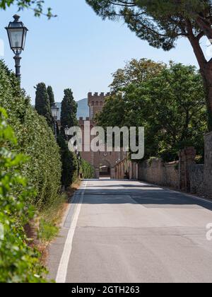 Umkämpfter Turm der mittelalterlichen Burg am Eingang zum Dorf Bolgheri. Stockfoto